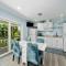 Dog Friendly Loft STEPS from Beach with Gas Barbecue Grill and Upstairs Deck! - نيو سميرنا بيتش