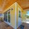 Dog Friendly Loft STEPS from Beach with Gas Barbecue Grill and Upstairs Deck! - نيو سميرنا بيتش