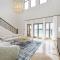 Maison Privee - Palm Jumeirah Beach Front XL Villa with Private Pool - 迪拜