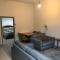 Smithy Bungalow, free private parking included, Buxton