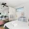 Large Studio Rooftop & Poolside - Walk to Old Town