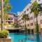 Stylish 2 Bedroom Penthouse Apt, Newly Refreshed, 50 Mbps, Pool, Gym, Resto - 库塔
