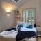 Bright 2-bed garden flat with skylights in Chelsea - London