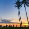 Modern Studio - Heart of Waikiki with Parking!