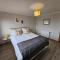 NO 40 - 3 bed all with smart tv FULLY FITTED KITCHEN, Spacious living accommodation, FREE PARKING - ideal for TRADES, reduction for LONG STAYS part of Langley Cottages and Apartments
