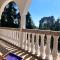 White house with Citrus Garden, 15 min walk to Beach