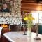 Old Hollywood Lodge-Pets, HotTub-Sauna, Speakeasy!