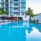 OceanStone 1-BR next building view - pláž