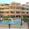 Queens Gardens suite by the sea, pool and mall