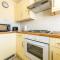 Luxury 3 Bed house, 8 people, with street parking!