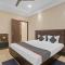 Super Townhouse Centre Point Inn Near Esplanade Metro Station