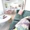 Blush on Broadbeach- beachside and pet friendly, 3rd floor walk up