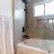 Newport Beach House 1 block from the beach FREE pickleball courts and 5 beach cruisers - شاطئ نيوبورت