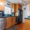 Newport Beach House 1 block from the beach FREE pickleball courts and 5 beach cruisers - شاطئ نيوبورت