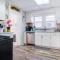 King & Queen Beds, Free Bikes, Large Deck, 2 miles from Downtown & Coliseum! - Fort Wayne