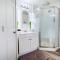 King & Queen Beds, Free Bikes, Large Deck, 2 miles from Downtown & Coliseum! - Fort Wayne