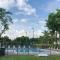 Tropical Oasis home w Community Pool great area