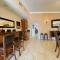 Tropical Oasis home w Community Pool great area
