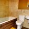 Stunningly Opulent Gold Apartment Near Sheffield FULL SKY TV