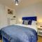 6 bedrooms, sleeps up to 16, secure parking space & comfort - Skegby