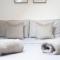 Spacious, newly renovated, three bedroom TOWN CENTRE duplex apartment with free parking, sleeps seven - Walking distance to beach