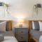 Spacious, newly renovated, three bedroom TOWN CENTRE duplex apartment with free parking, sleeps seven - Walking distance to beach