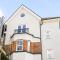 Spacious, newly renovated, three bedroom TOWN CENTRE duplex apartment with free parking, sleeps seven - Walking distance to beach