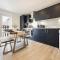 Spacious, newly renovated, three bedroom TOWN CENTRE duplex apartment with free parking, sleeps seven - Walking distance to beach