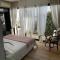 Design villa with panoramic pond view and jacuzzi - بيرول