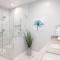 645 Fresh Modern Condo Inside Resort Gates - Free Wifi - Walk to Spa