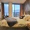 2BR@Luxury&Stylish Top Floor Apt,Pool,Parking,View