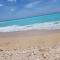Beachfront Apartment, Quiet 4 Beds, 1 Bath, AC, Wi-Fi, Hot Water, in Paraiso near Los Patos
