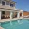 Galadriel Villa with Private Pool & Jacuzzi - Káto Yerakaríon