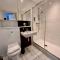Your Perfect Business Suite, 2 beds 2 bathrooms Apartment, Free Parking, Monthly Stays, Business, Contractors