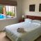 Grand Escape McKenzie - solar heated Pool, WiFi, Netflix, 5 bdrm, 4bthrm