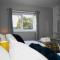 2ndHomeStays- Willenhall-A Serene 3 Bed House with a Garden View-Suitable for Contractors and Families-Sleeps 9 - 7 mins to J10 M6 and 21 mins to Birmingham - Willenhall