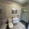 Green Corner Villa - Cosy Luxury in Central Torquay with Free Parking & EV