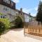 Surrey Stays - 4 bedroom house, sleeps 9, 2 bathrooms, CR5, near Gatwick Airport - Banstead