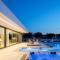 Cresto Iconic Villa, with Heated Spa Whirlpool, By ThinkVilla - Angeliana