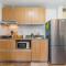 Amani 237, 3 Minutes to Airport, with Gym & Pool, Free Netflix, FAST WI-FI