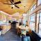 Sally's Cabin is a quaint two bedroom tiny home - وودلاند بارك