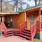 Sally's Cabin is a quaint two bedroom tiny home - وودلاند بارك