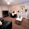 Leicester LE3 Stay with Free Parking in Quiet Area