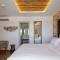 Sea Breeze Santorini Beach Resort, Curio By Hilton - 佩里沃罗