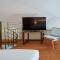 Sea Breeze Santorini Beach Resort, Curio By Hilton - 佩里沃罗