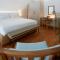 Sea Breeze Santorini Beach Resort, Curio By Hilton - 佩里沃罗
