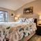Mountain getaway condo - 5 min walk to the beach!