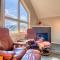 Mountain getaway condo - 5 min walk to the beach!