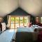 Quirky Luxury Barn Sleeps 8, Pet Friendly - Calne