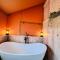 Tropical glamping with hot tub - Cleveland